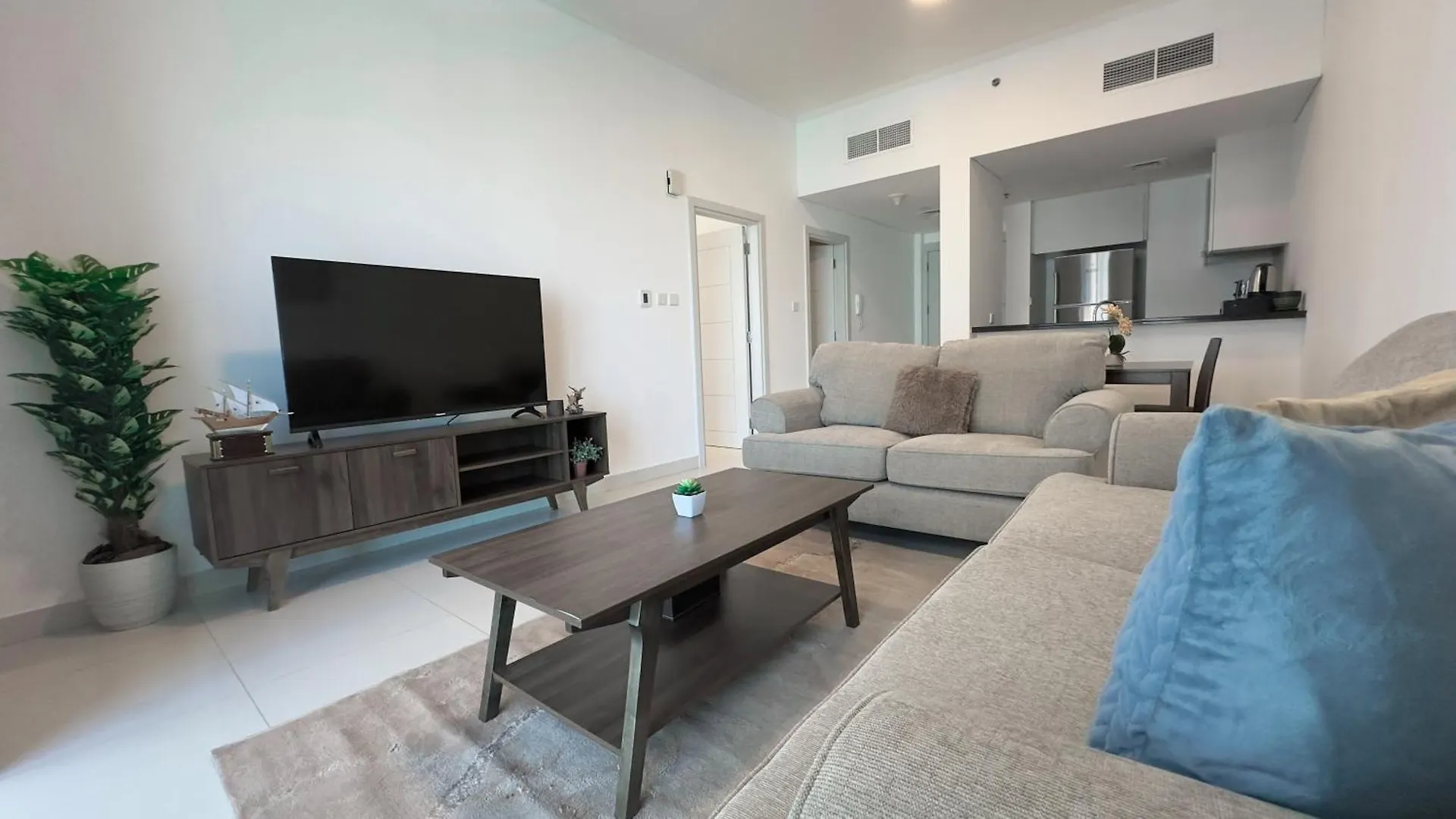Sleek Living With Sea Views In Damac Heights Marina By Bhavan Vacation Homes Dubai United Arab Emirates