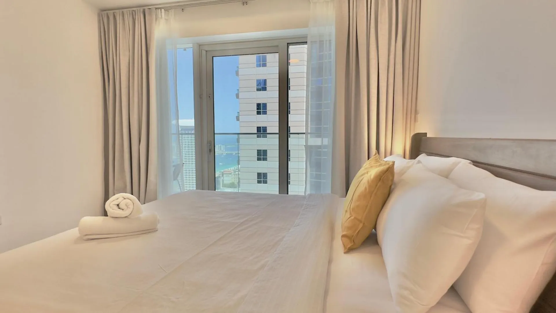 Sleek Living With Sea Views In Damac Heights Marina By Bhavan Vacation Homes Dubai 0*,